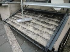 長岡京市の屋根塗装リフォーム。屋根を高圧洗浄でキレイに洗いました。