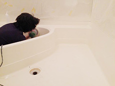 西京区のお風呂浴室リフォーム。浴槽の中に入って研磨中です。塗装後もなめらかにするために研磨をします。