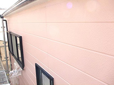 長岡京市の外壁塗装リフォーム。藤色に近いピンク色の塗料で外壁を塗り終わりました。