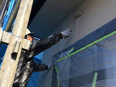 西京区の外壁塗装外構リフォーム。外壁3回目を塗っているところです。