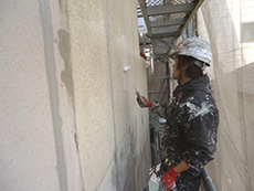 ライオンホームの外壁塗装リフォーム。下塗りの1回目です。アステックペイント社エピテックWEプライマーは接着剤のような働きをする、次に塗る塗料の密着を高めるプライマー材です。