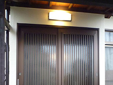 大山崎町の外壁塗装リフォーム。玄関引き戸の交換が終わりました。YKKの玄関引き戸です。れん樹採風障子タイプへ取替えました。