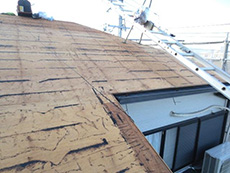 ライオンホームで屋根の葺き替えリフォーム。広い屋根の防水シートも全てめくりました。木の板が見えています。