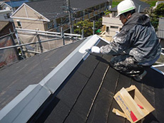 大山崎町の外壁塗装リフォーム。屋根の棟は板金でカバーされているので錆止め塗装を必ず行います。