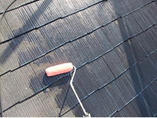長岡京市の外壁屋根塗装リフォーム。屋根も外壁と同じように、手塗りローラーで1回目の下塗り材を塗っています。