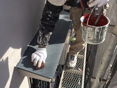 西京区の外壁塗装外構リフォーム。庇の上の錆や汚れを、ヤスリなどでキレイに落としておきます。
