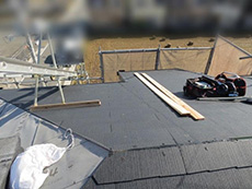 ライオンホームで屋根の葺き替えリフォーム。新しいカラーベストを張っています。屋根の葺き替えの真っ最中です。