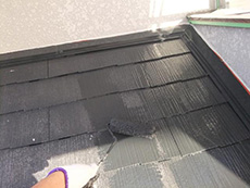 長岡京市の外壁屋根塗装リフォーム。シリコンフレックスＪＹのスチールグレーを塗っています。落ち着いた黒色です。