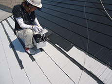ライオンホームで屋根塗装。屋根塗装の2回目です。アステックペイント社の中で最高級で高耐久な塗料、無機ハイブリッドJY-IRを塗っています。期待耐久年数は20年です。