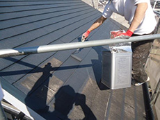 大山崎町の外壁塗装リフォーム。屋根に塗っているのは、優れた遮熱効果を発揮して光熱費削減してくれる、シャネツグロスジェイワイです。