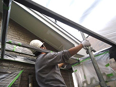 大山崎町の外壁塗装リフォーム。屋根や外壁とは違い、湿気が多くなる場所なので、軒天に適した専用の塗料を塗ります。