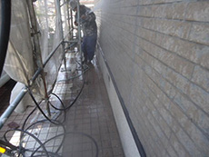 大山崎町の外壁塗装リフォーム。外壁に取り掛かる為、高圧洗浄機で汚れを徹底的に落とします。