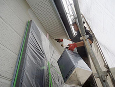 大山崎町の外壁塗装リフォーム。外壁に1回目を塗っていきます。下塗りとして接着剤のようなエピテックWEプライマーを塗っています。もちろん手塗りローラーです。