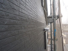大山崎町の外壁塗装リフォーム。2回目が塗り終わった外壁です。斜め横から見てもピカッとツヤツヤに輝いている外壁です。この光沢がアステックの特徴です。