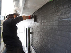 大山崎町の外壁塗装リフォーム。2回目の塗装が乾いたら、3回目も同じ塗料を塗っていきます。