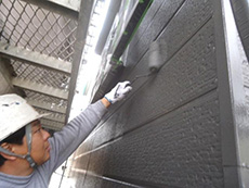大山崎町の外壁塗装リフォーム。最後の仕上げとなる3回目。ムラや塗り残しがないように丁寧に塗ります。