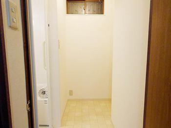 大山崎町の浴室リフォーム。リフォーム後の浴室前の廊下。前にそこにあった洗面化粧台が無い。