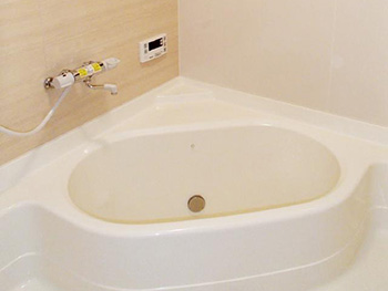 西京区のお風呂浴室リフォーム。塗り終わった浴槽です。まるで新品のように真っ白に蘇りました。