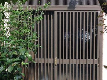 長岡京市の玄関ドアリフォーム。アルミ製の玄関引き戸に交換が完了しました。との開け閉めもスムーズで、カギも2ヶ所になり安心です。