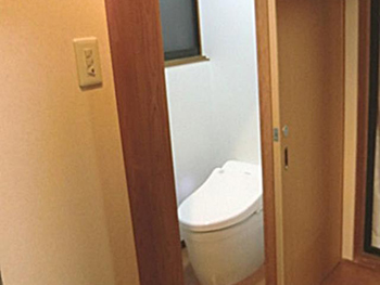 長岡京市のライオンホームでトイレリフォームをしました。リフォーム後のトイレをドアの外から見ています。柱から30ｃｍ外はトイレ室を広げました。30ｃｍ広げると動きやすい空間になります。
