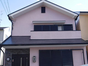長岡京市の外壁屋根塗装リフォーム。ピンクと藤色のようなキレイな色で外壁塗装が完成しました。
