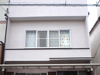長岡京市の外壁塗装リフォーム。外壁塗装が完成しました。完成後の外観です。ひび割れて危険だった外壁は、解体して張り替えました。