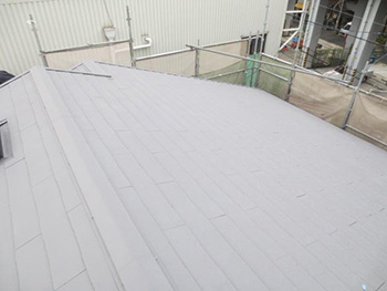 大山崎町の外壁屋根塗装リフォーム。塗装が完成した明るいグレーの屋根です。光沢がないのがガイナの特徴です。