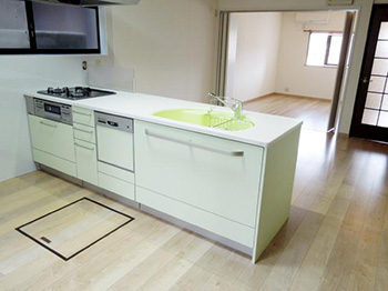 長岡京市のライオンホームでリフォーム。リフォーム後のキッチンです。オープンキッチンになりました。白いキッチンにシンクが黄緑です。