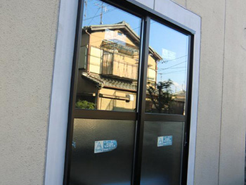 長岡京市の窓リフォーム。サッシの枠の周りの外壁を復旧して、モルタルで外壁を作って十分に乾燥させます。