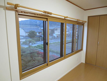 長岡京市の子ども部屋リフォーム。6畳の和室を洋室にリフォームしました。隙間風が気になった窓の内側に、内窓を取り付けました。断熱性も良くなり、外の騒音も軽減出来ました。