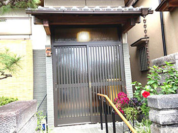 長岡京市の玄関リフォーム。リフォーム後の玄関引き戸です。雨樋と、雨を伝わせて落とす化粧鎖も新しく交換しました。