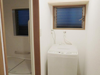 ライオンホームでリフォーム。リフォーム後の脱衣所に洗濯機が置かれています。一部増築をして脱衣所を作りました。