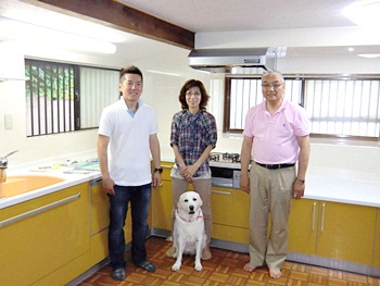 大山崎町のキッチンリフォーム。お客様と一緒に記念撮影をしました。白い大きな可愛い犬も一緒に撮影しました。犬の名前はプーさんです。