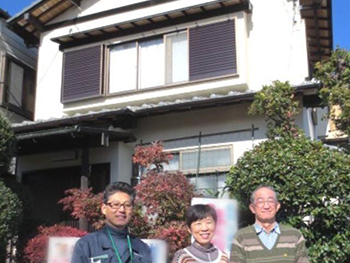 大山崎町の外壁塗装リフォーム。外壁塗装後のお住まいの前で、お客様と一緒に記念撮影をしました。とても喜んでいただいています。