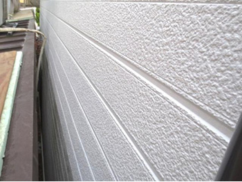 大山崎町の外壁屋根塗装リフォーム。塗装完成後の外壁です。外壁には、塗るだけで表面温度が大きく下がる、アステックペイントの中でも優れた遮熱効果を持つ塗料を採用しました。