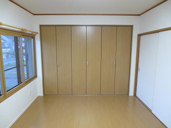 長岡京市の子ども部屋リフォーム。6畳の和室が洋室になりました。天袋まであった押入れはクローゼットになりました。パナソニックのレセンテです。クローゼットの扉は床と同じエクセルナチュラル。