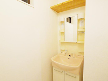 大山崎町の浴室リフォーム。洗面化粧台の場所が移動しています。広げた洗面室の奥に移動しています。