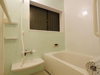 大山崎町の浴室リフォーム。リフォーム後の浴室です。パナソニックバスルーム　FZスミピカフロア。カビが生えやすい床の隅もお掃除が楽です。