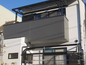 大山崎町の外壁屋根塗装リフォーム。バルコニーの壁面は、スレートグレーというグレーカラーでアクセントを付けました。