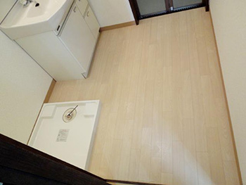 長岡京市のライオンホームでリフォーム。リフォーム後の洗面室の床です。傷んで端がめくれていたので、キレイに張り替えました。