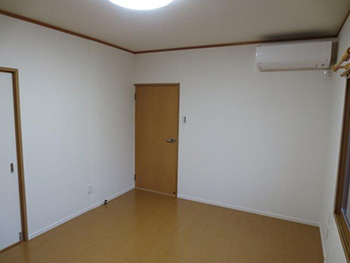 長岡京市の子ども部屋リフォーム。和室が洋室になりました。畳はフローリングになり、砂壁はクロスになりました。出入口の引違襖もドアになりました。