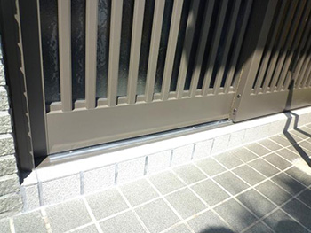 長岡京市の玄関リフォーム。新しい玄関引き戸の下です。新しいレールを付け直したので、滑らかに開閉出来ます。