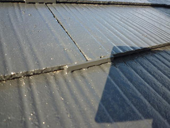 長岡京市の外壁屋根塗装リフォーム。塗装後の屋根です。まるで塗れているかのようにツヤツヤしてますが、しっかり乾いている状態です。