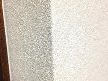 大山崎町の浴室リフォーム。タイルだった洗面台の壁はクロスになりました。白いクロスで明るいです。凹凸のあるクロスなので汚れも目立ちにくい。