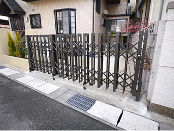 長岡京市の屋根外壁塗装リフォーム。ガレージに付いた新しいゲートは、開閉しやすい動かしやすい物です。