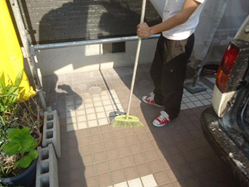 大山崎町の外壁塗装リフォーム。工事が終了した後はしっかり清掃します。時間に余裕があったのでタイル専用の洗浄洗剤を使ってピカピカに磨きました。特別大サービスです。