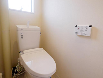 大山崎町の円団団地リノベーション。リフォーム後のトイレです。クロスと床を張り替えて全体的にホワイトの印象です。清潔感があります。