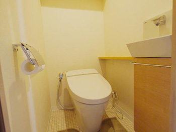 大山崎町のマンションリフォーム。リフォーム後のトイレです。手洗い器が別で付いています。