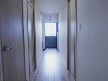 大山崎町のマンションリフォーム。リフォーム後の玄関からＬＤＫへの廊下です。
