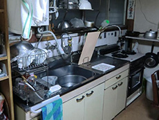 ライオンホームでキッチンリフォーム。長年ご使用の白い流し台です。収納力が少ないことと、落ちない汚れにお困りでした。
